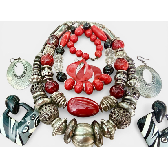 Huge Vintage Jewelry Lot 107 pcs Mixed Necklaces Bracelets Earrings Brooches - Picture 16 of 16